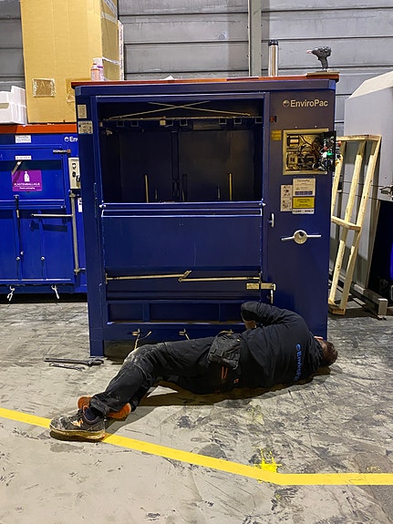 Arbeid på E-03 emballasjepresse.
HMS og sikker jobbing er viktig da hverdagen preges av arbeid på kraftige maskiner.
LOTO / sikker frakobling før arbeid.
Forstår risiko ved press/klemming, hydraulikktrykk, strøm.