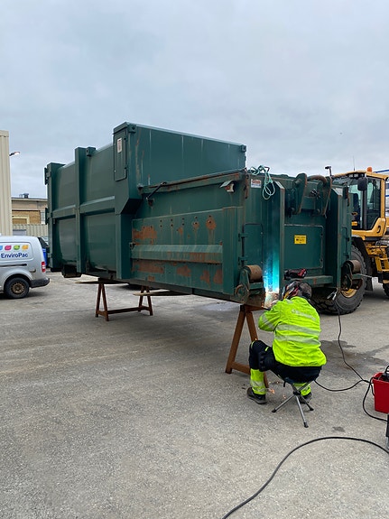 Sveisearbeid på komprimator utført ved vårt lageret på Sofiemyr. 
En dyktig servicetekniker klarer å planlegge egen dag, bestille deler, prioritere hasteoppdrag.
Jobber strukturert uten “verksted rundt seg”.
Tar gode beslutninger alene ute hos kunde.