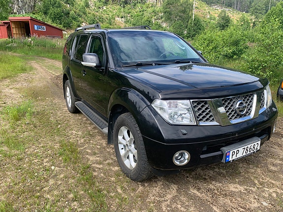 Nissan Pathfinder 3 of 5