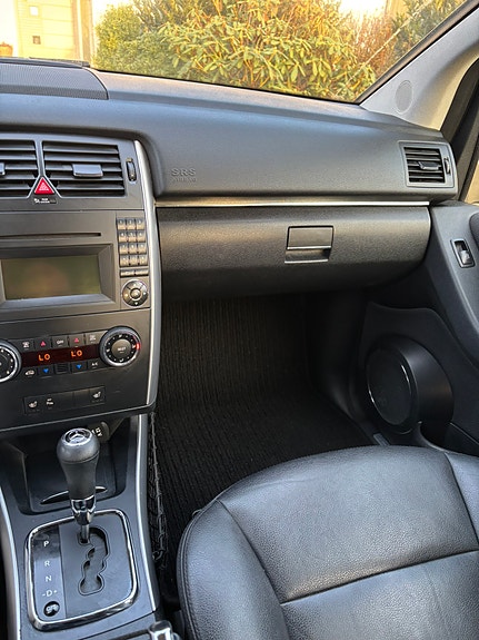 Mercedes-Benz B180 30 of 30