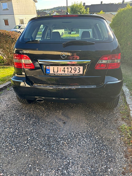 Mercedes-Benz B180 5 of 30
