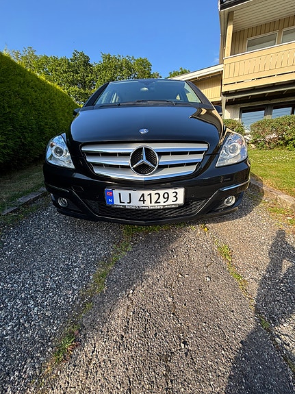 Mercedes-Benz B180 3 of 30