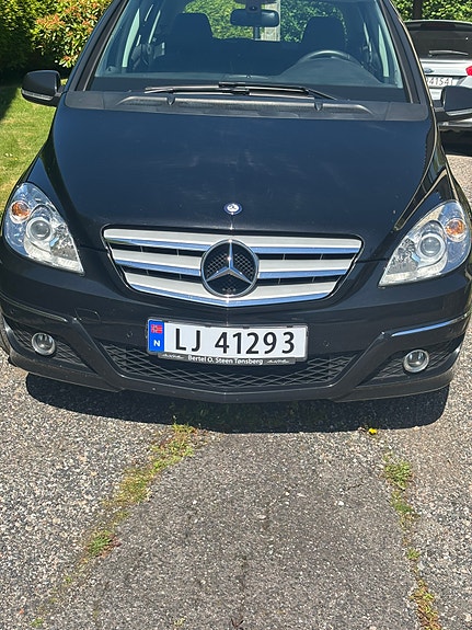 Mercedes-Benz B180 2 of 30