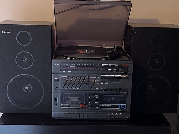 Vintage stereoanlegg med platespiller – Philips med høyttalere