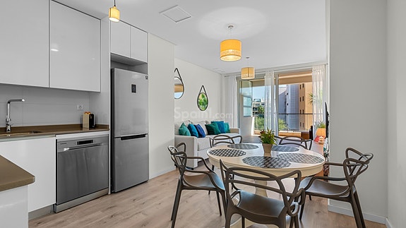 Moderne leilighet med turistlisens – innglasset terrasse og flotte fellesfasiliteter