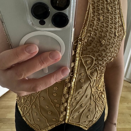 Silkevest med gulldetaljer💛