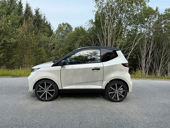 Aixam AMBITION CITY GTO - E5P - Hvit Perlemor - ABS + EBD - 7" TOUCH SCREEN APPLE CAR PLAY ANDROID AUTO- Carbon Dekor innvendig - Tilbudspris inkludert vinterhjul piggfrie på felg! 4 of 5