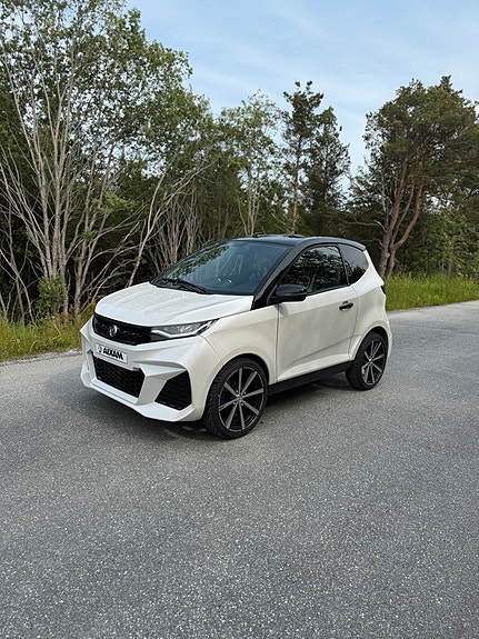 Aixam AMBITION CITY GTO - E5P - Hvit Perlemor - ABS + EBD - 7" TOUCH SCREEN APPLE CAR PLAY ANDROID AUTO- Carbon Dekor innvendig - Tilbudspris inkludert vinterhjul piggfrie på felg!
