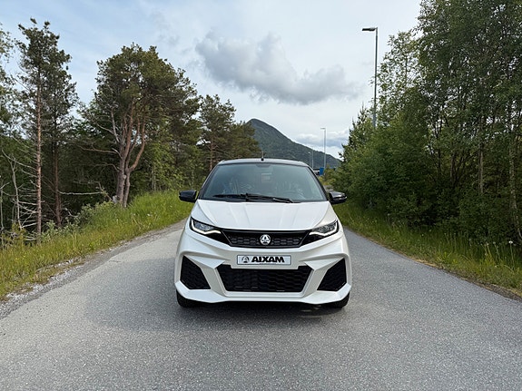 Aixam AMBITION CITY GTO - E5P - Hvit Perlemor - ABS + EBD - 7" TOUCH SCREEN APPLE CAR PLAY ANDROID AUTO- Carbon Dekor innvendig - Tilbudspris inkludert vinterhjul piggfrie på felg! 2 of 5