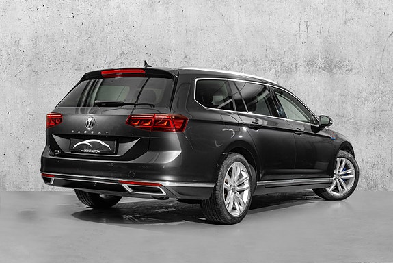 Volkswagen Passat 2 of 28