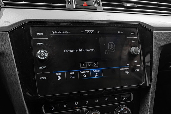 Volkswagen Passat 25 of 28