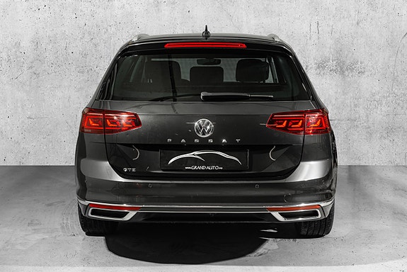 Volkswagen Passat 4 of 28