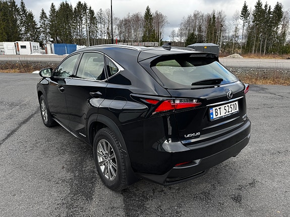 Lexus NX300h 10 of 21