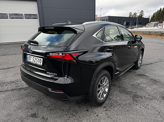 Lexus NX300h 14 of 21