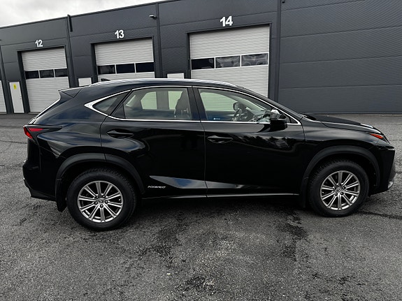 Lexus NX300h 16 of 21