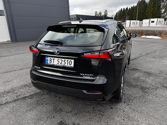 Lexus NX300h 13 of 21