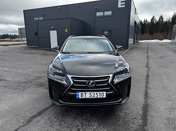 Lexus NX300h 2 of 5