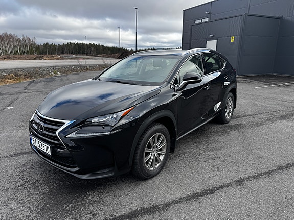Lexus NX300h 4 of 5