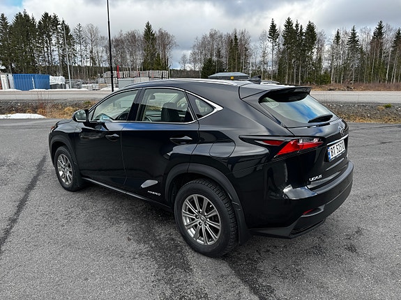 Lexus NX300h 8 of 21