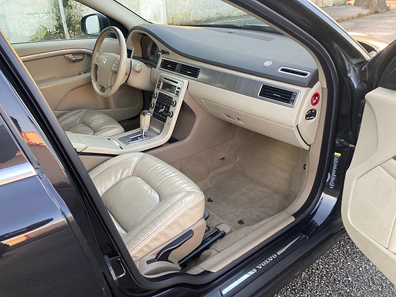 Volvo V70 10 of 14
