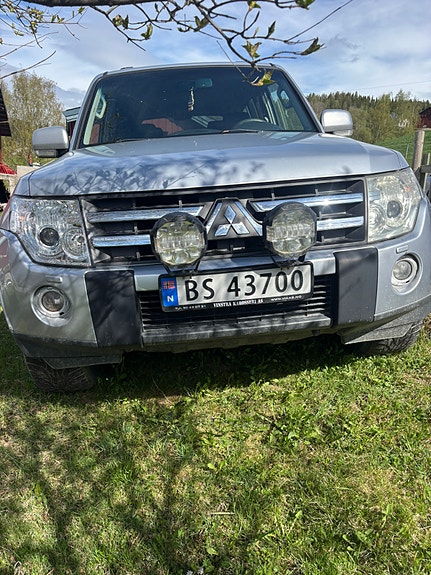 Mitsubishi Pajero 4 of 12