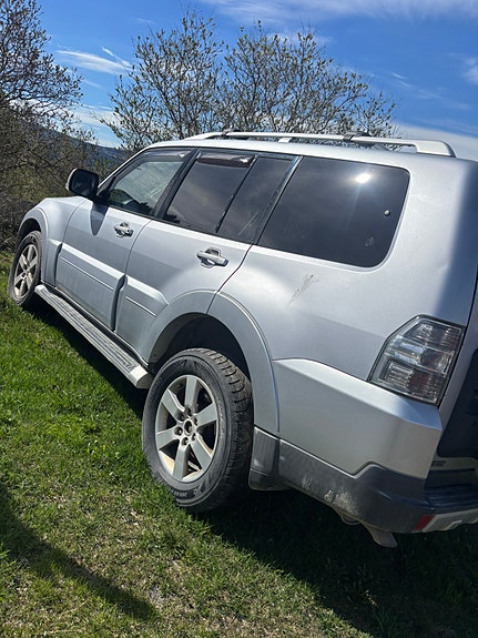 Mitsubishi Pajero 2 of 12