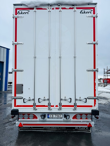 Ekeri 3-akslet kjerre med bommer 19 PL. 7670 mm innvendig lengde og 3130 mm innvedig høyde. Hel og pen. Selges for kunde. 4 of 5