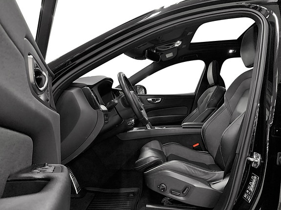 Volvo XC60 2 of 15