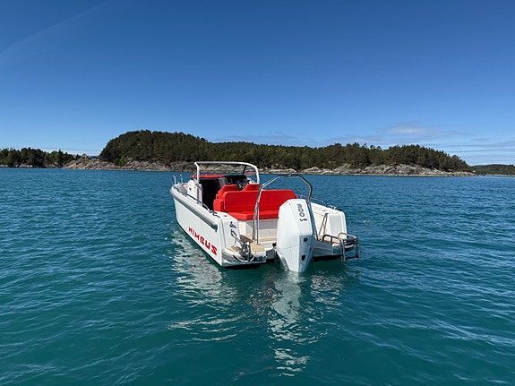 Nimbus T8. Nimbus T8| Kun 77 timer | V8 300hk |  Simrad 12" | Zipwake | Baugprop 3 of 5