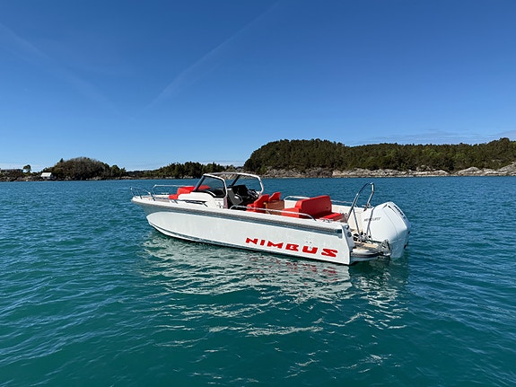 Nimbus T8. Nimbus T8| Kun 77 timer | V8 300hk |  Simrad 12" | Zipwake | Baugprop 2 of 5