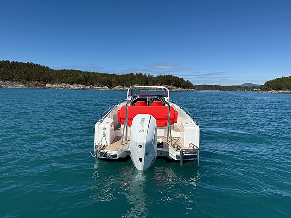 Nimbus T8. Nimbus T8| Kun 77 timer | V8 300hk |  Simrad 12" | Zipwake | Baugprop 4 of 5