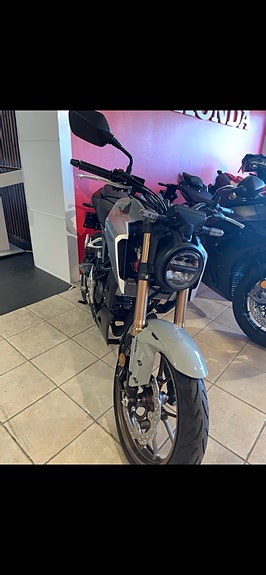 Honda CB 125 R 4 of 5