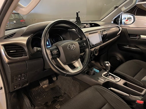 Toyota HiLux 21 of 30