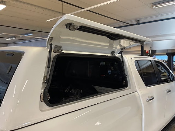 Toyota HiLux 3 of 30