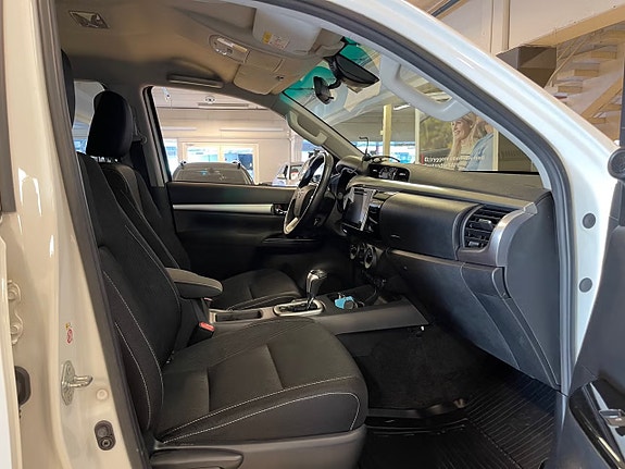 Toyota HiLux 23 of 30