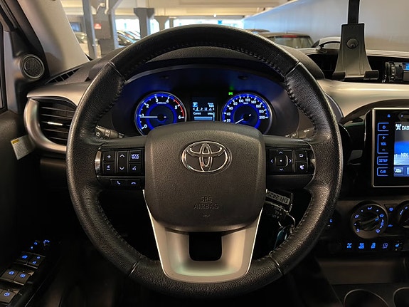 Toyota HiLux 19 of 30