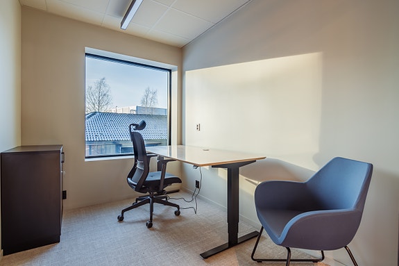 Alle våre arbeidsplasser er på egne kontor.