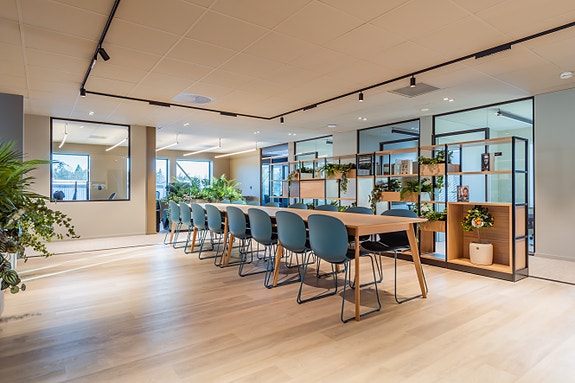 Vi tilbyr en arbeidshverdag i splitter nye kontorlokaler.