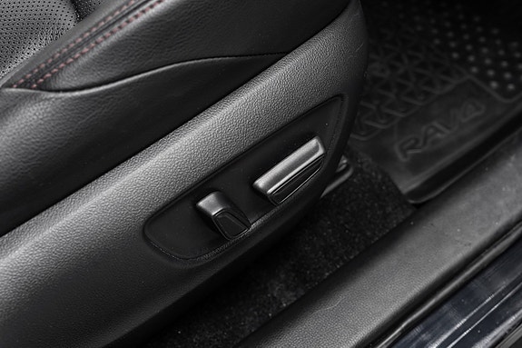 Toyota RAV4 Plug-in Hybrid 27 of 28