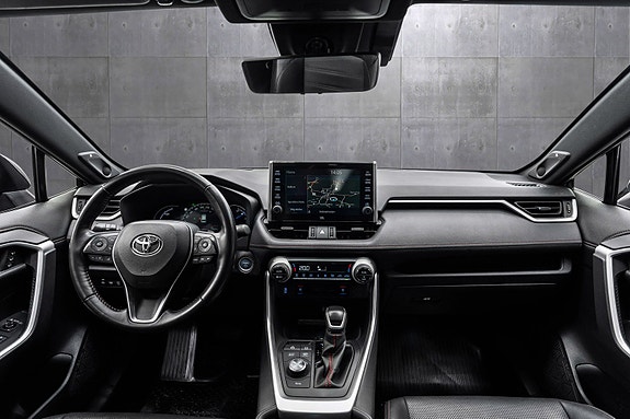 Toyota RAV4 Plug-in Hybrid 13 of 28
