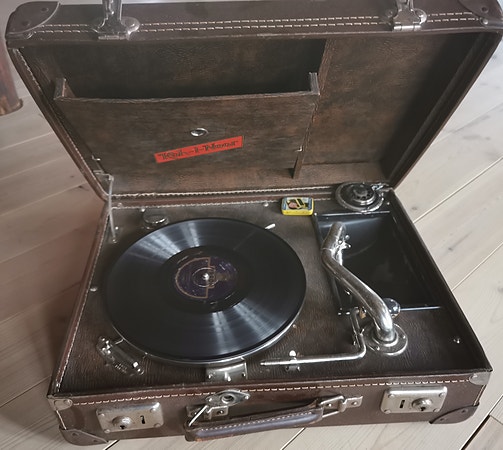 Antikk koffert-grammofon ca. 1930 – mekanisk platespiller – vintage