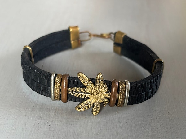 Vintage armbånd fra 80-tallet – skinn og gullfarget detalj