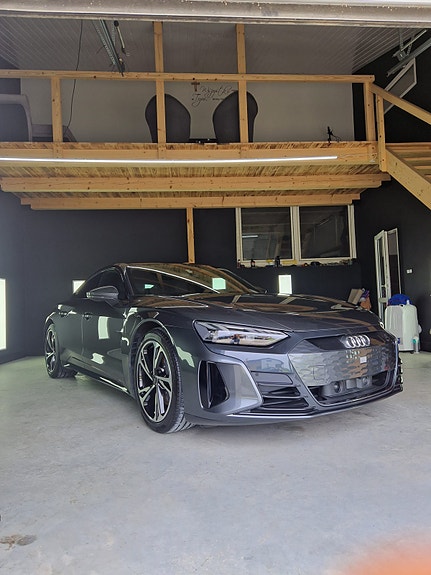 Audi e-tron GT 2 of 10