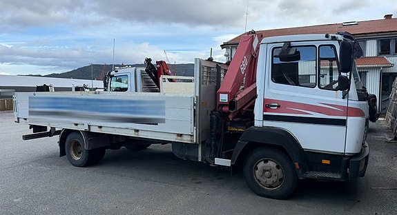 Mercedes-Benz 817 HMF 683K2 crane