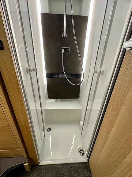 Bilde 32 av Adria CORAL PLUSS 670SL.AUTOMATGIR.ADAPTIV-FARTSHOLDER.