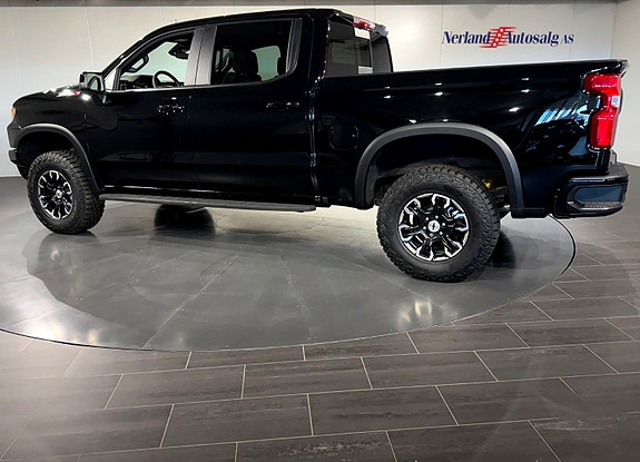 Chevrolet Silverado 4 of 5