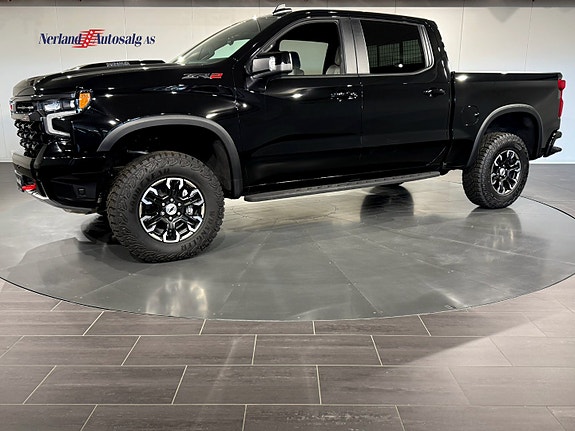 Chevrolet Silverado 2 of 5