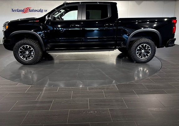 Chevrolet Silverado 3 of 5