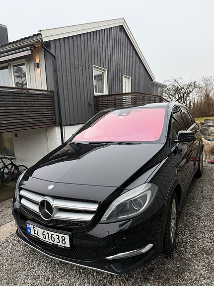 Mercedes-Benz B-Electric 2 of 5