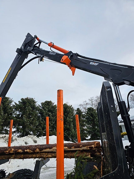 Valtra T214D med tømmervogn og hogstaggregat 2019, kr 1 500 000,-